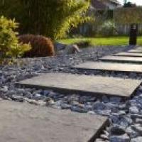 Minimalismus im eigenen Gartenparadies: Steinplatten und lose Steine