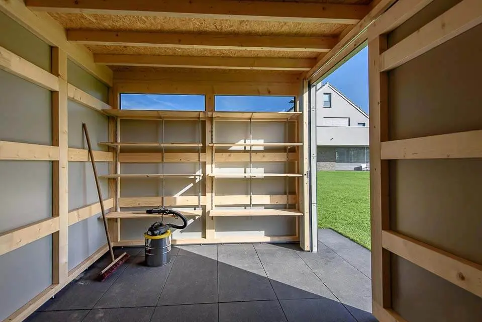 Innenansicht Gartenhaus: massive Holzkonstruktion als Träger für HPL Platten