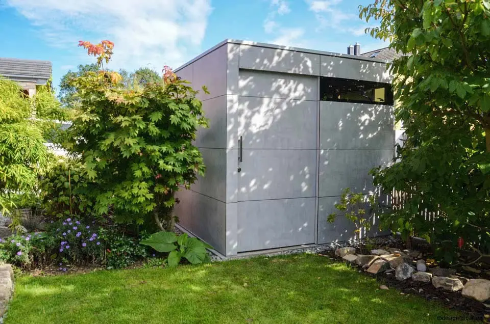 Weisses Design Gartenhaus mit Flachdach und Schiebetüre