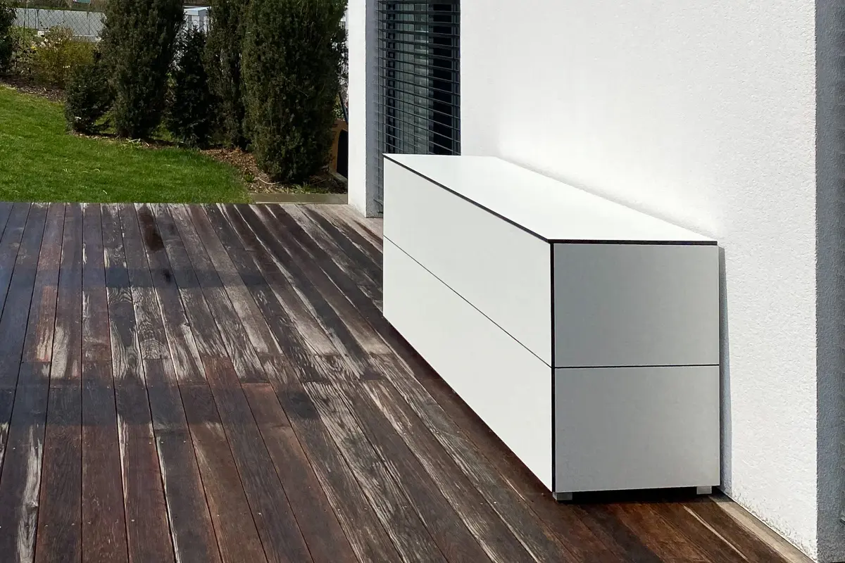 Weisse Gartenbox auf einer nassen Terrasse