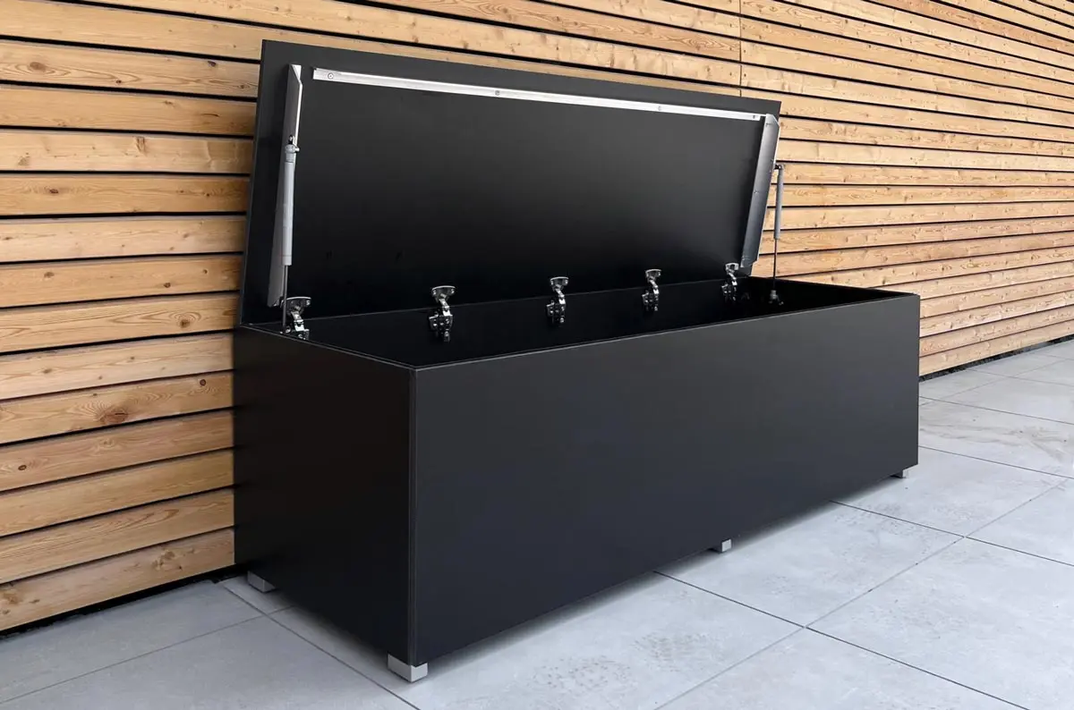 Schwarze Gartenbox mit geöffnetem Klappdeckel und Gasdruckfedern