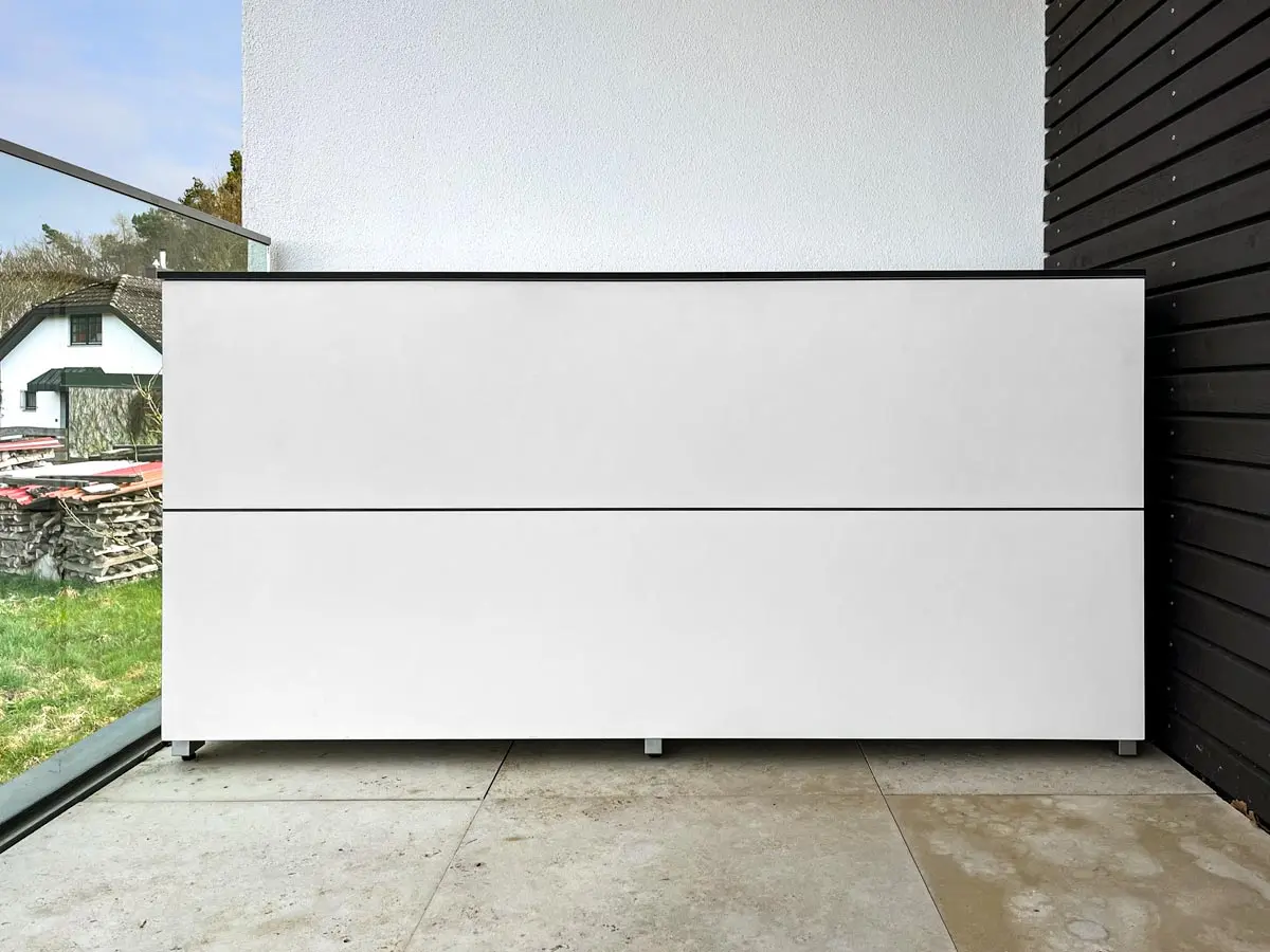 Weisse Kissenbox aus HPL auf dem Balkon