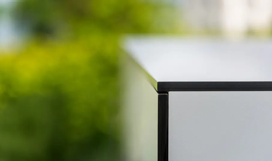 Weißer großer Schrank auf einer Terrasse