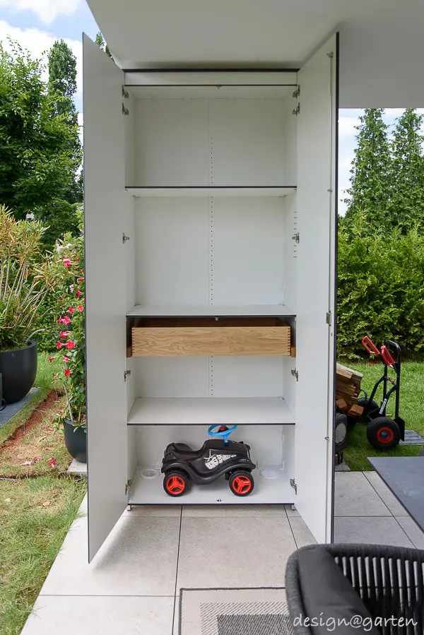 Geöffneter Terrassenschrank