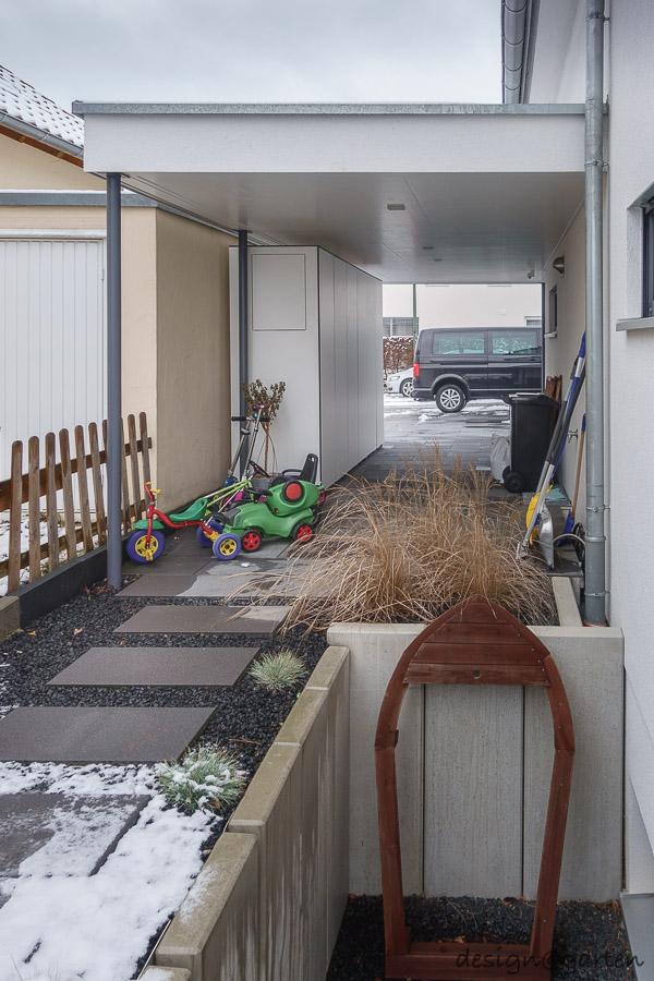 Großer Gartenschrank win nach Maß unter einem Carport in 73084 Salach