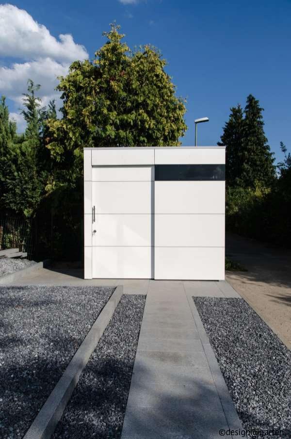 Zwei HPL Gartenhäuser vor moderner Architektur in 41450