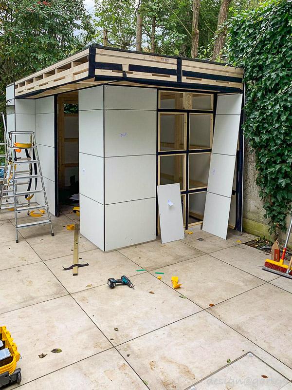 Design Poolhaus mit Dachüberständen & Außendusche in 81927 München