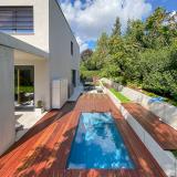 Moderne Villa mit Holzdeck und Pool im Garten