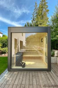 Design Gartensauna mit Panoramaverglasung in Augsburg