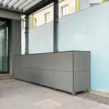 Graues Outdoor Sideboard aus HPL auf der Terrasse