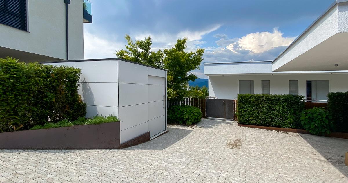Modernes Gartenhaus auf Untergrund mit Gefälle