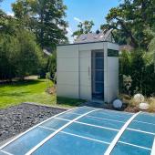 Modernes Poolhaus mit Schiebetüre als Stauraum und für die Pooltechnik Kostenanfrage