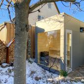Moderne Gartensauna-Gartenhaus-Kombination mit Panoramaverglasung aus HPL Kostenanfrage