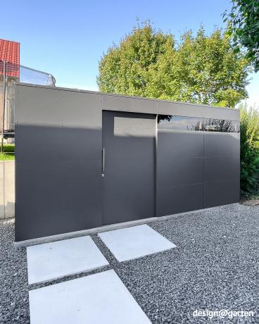 Langes schmales Gartenhaus aus HPL als Massanfertigung designgarten