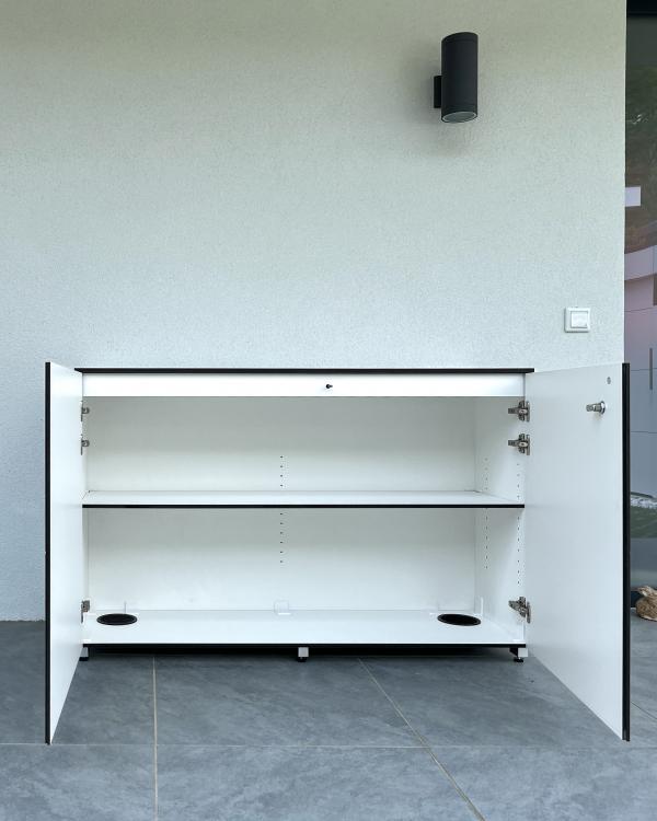 Schlichtes Sideboard für draussen in weiss designgarten