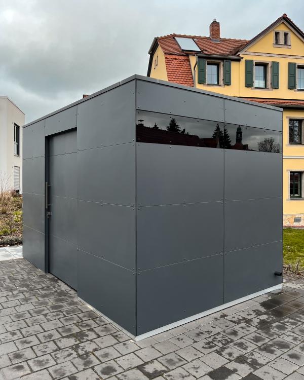 Edles Gartenhaus in Anthrazit mit Schiebetüre aus wetterfestem HPL