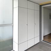 Design-Hochschrank in weiss mit viel Stauraum für den Balkon Kostenanfrage