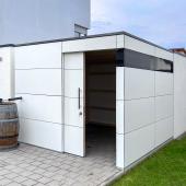 Weisses Design-Gartenhaus mit rustikalem Fass als Regentonne Kostenanfrage