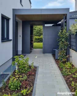 Individuelles Gartenhaus mit Vordach und Durchgang als Anbau an