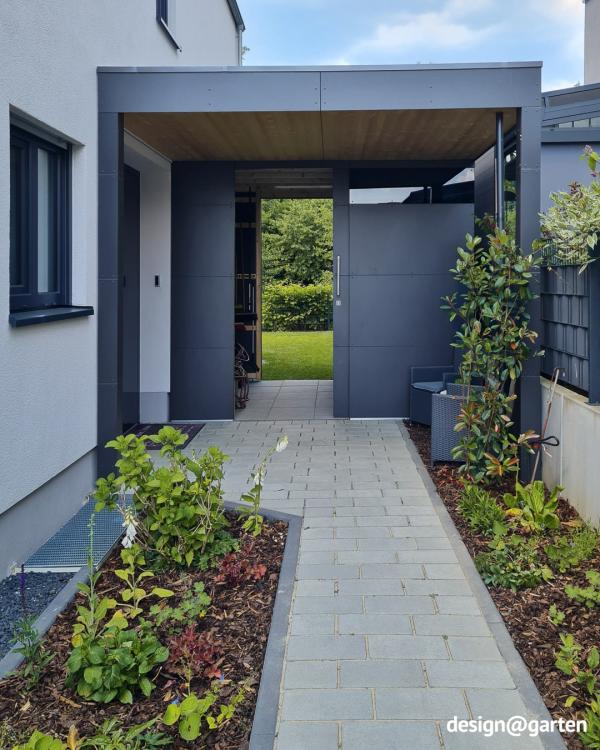 Individuelles Gartenhaus mit Vordach und Durchgang als Anbau an