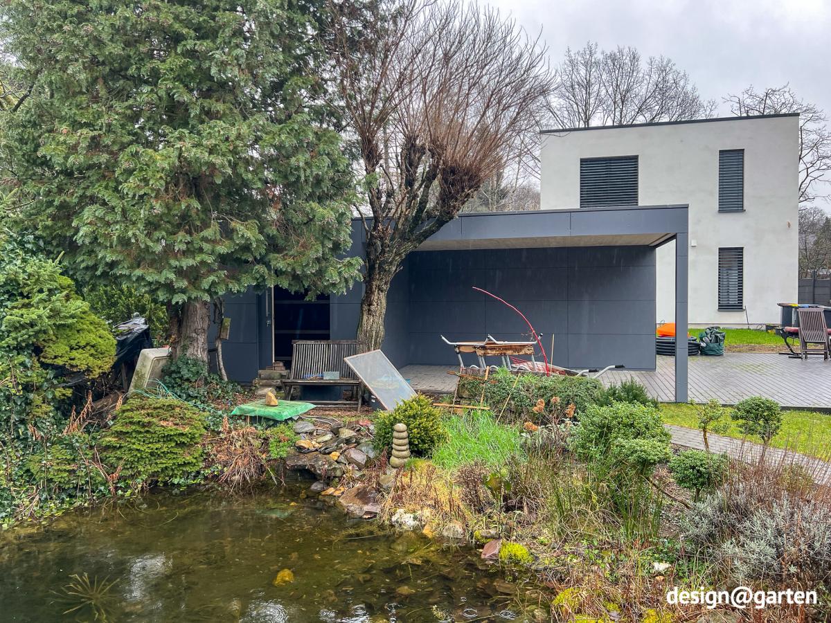 Gartenhaus mit langem Überstand und Seitenwand für einen Carport