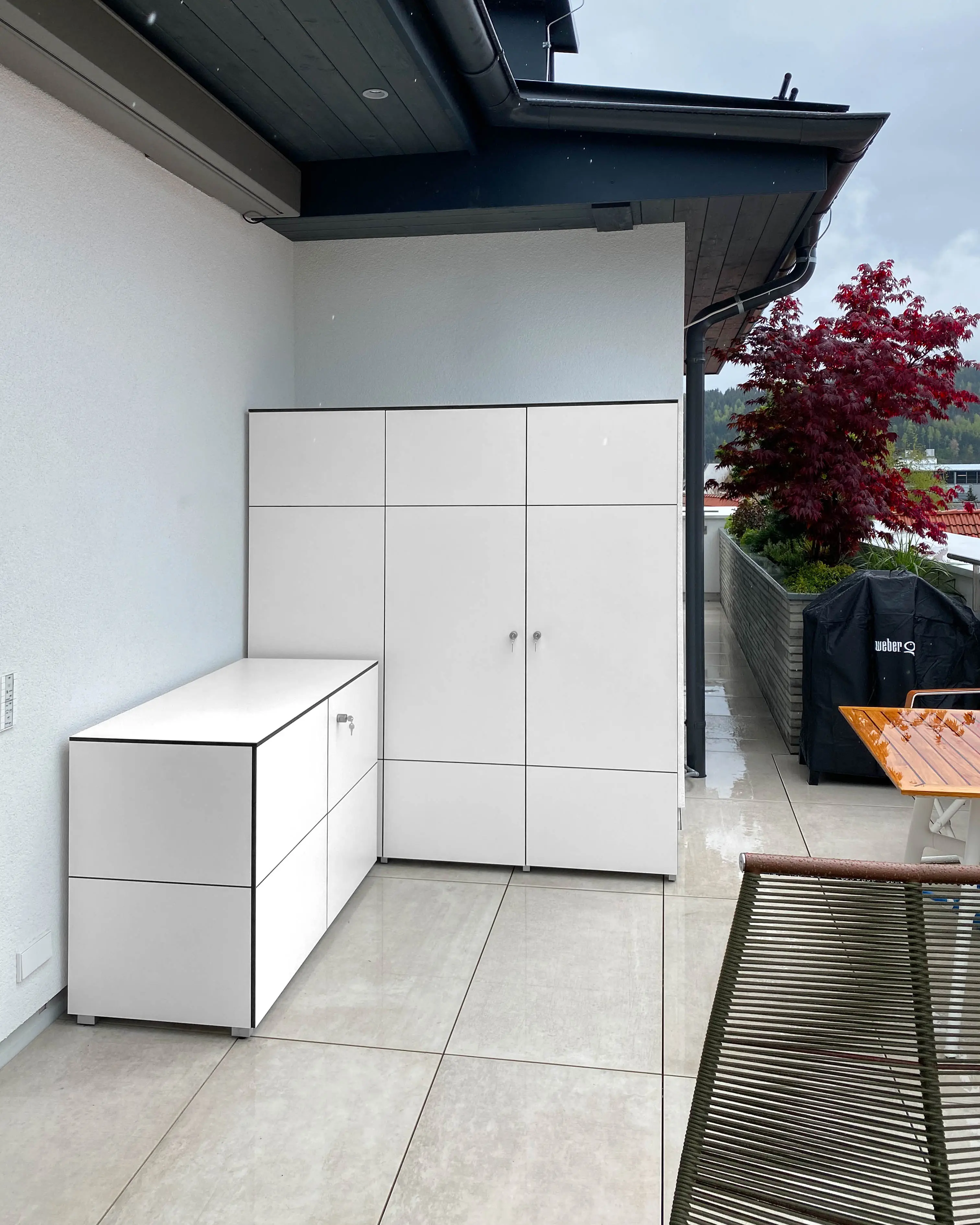 Weiße Terrassenschränke in unterschiedlichen Größen