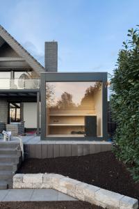 Mit Blick in den Garten: Die Sauna mit Panoramascheibe