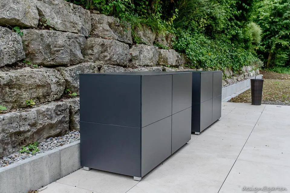 Flache Terrassenschränke in Anthrazit auf einer Terrasse