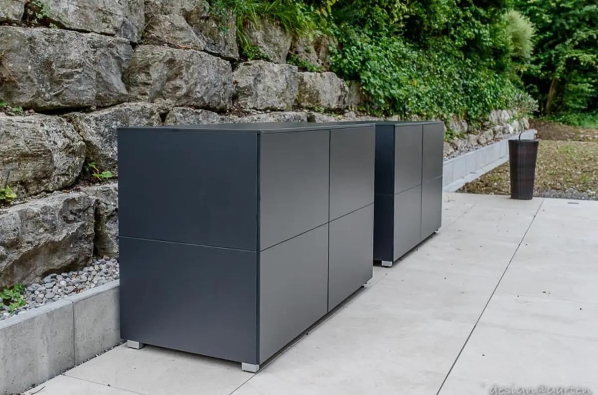 Flache Terrassenschränke in Anthrazit auf einer Terrasse