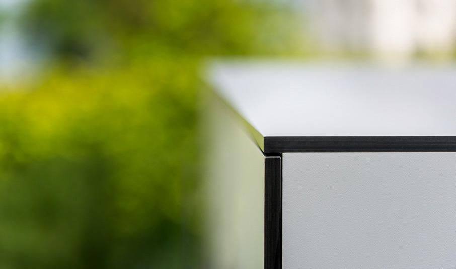 Weißer großer Schrank auf einer Terrasse