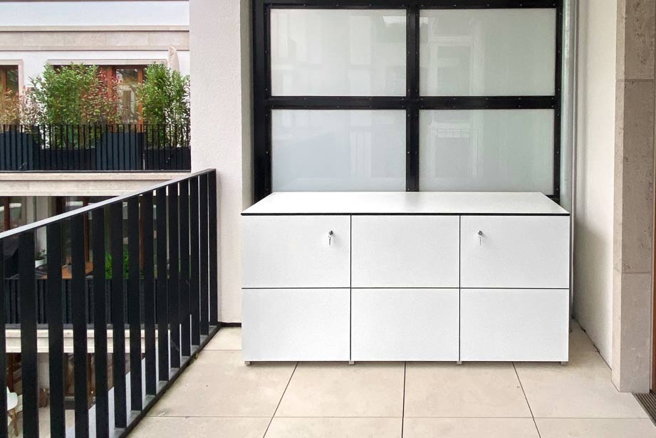 Weißer Outdoor Gartenschrank auf Dachterrasse aus Holz