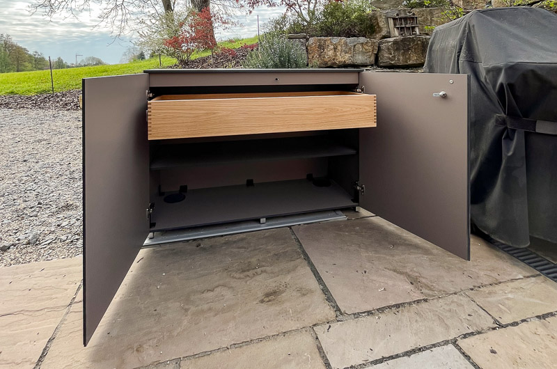 Offener Gartenschrank mit Schublade
