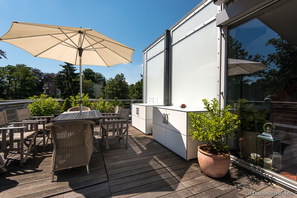 Weißer Outdoor Gartenschrank auf Dachterrasse aus Holz
