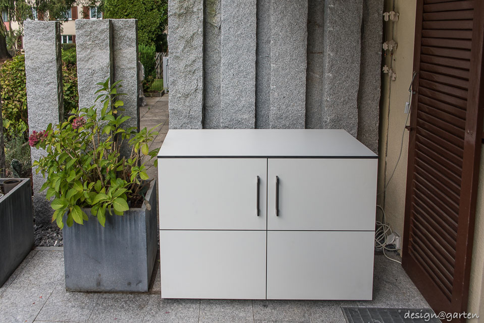 Balkonschrank in der Schweiz, Farbe Weiß