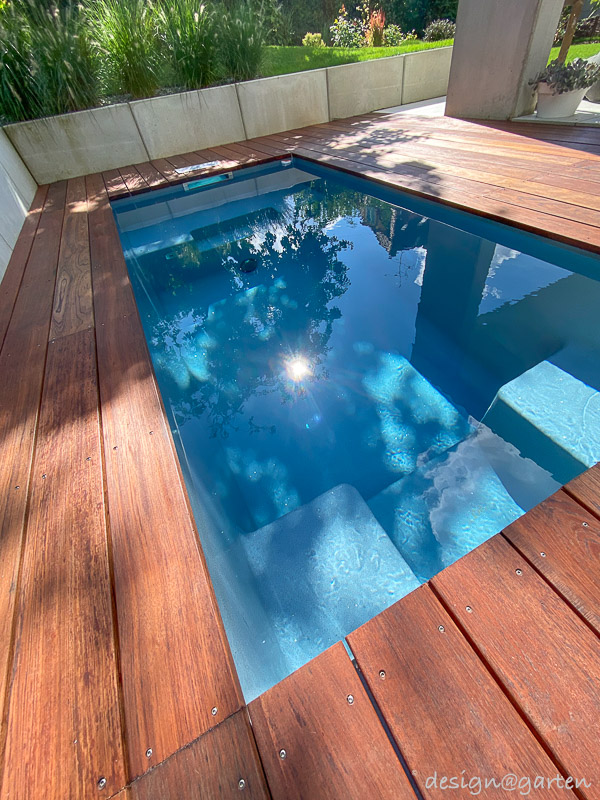 Minipool Tauchbecken im Garten mit Holzplanken Umrahmung