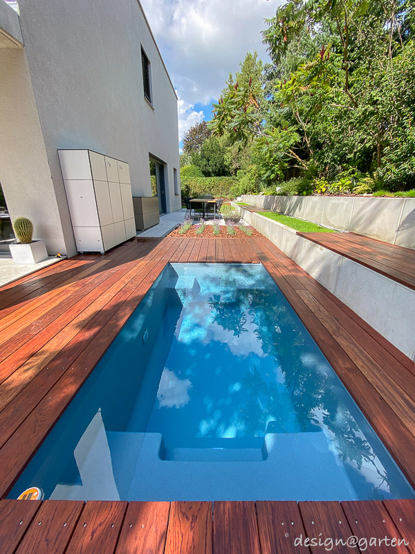 Tauchbecken im Holzdeck mit Sitzstufen