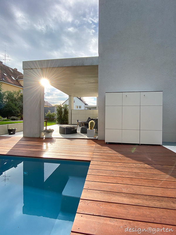 Bauhaus Architektur mit Holzdielen auf der Terrasse und Outdoorschrank