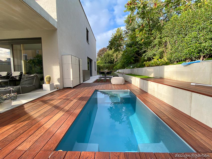 Minipool in Terrasse integriert mit Holzdeck im Garten