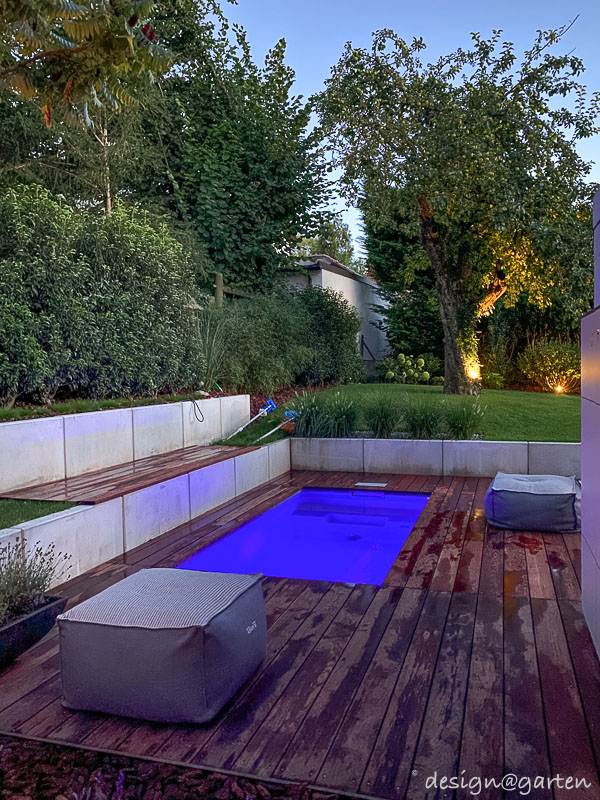 Beleuchteter Mini Pool am Abend im Garten