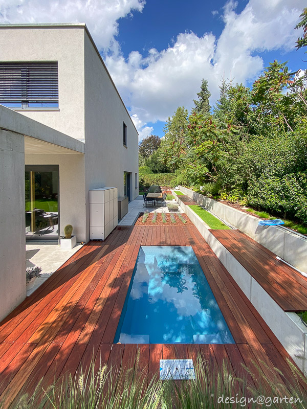 Moderne Villa mit Holzdeck und Pool im Garten