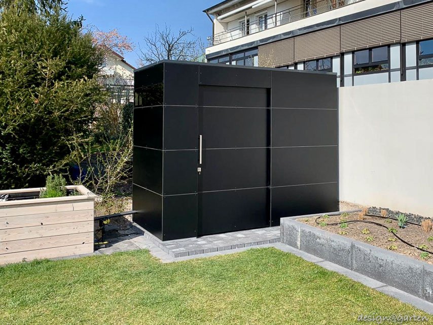 Schwarzes Gartenhaus wird als Poolhaus genutzt