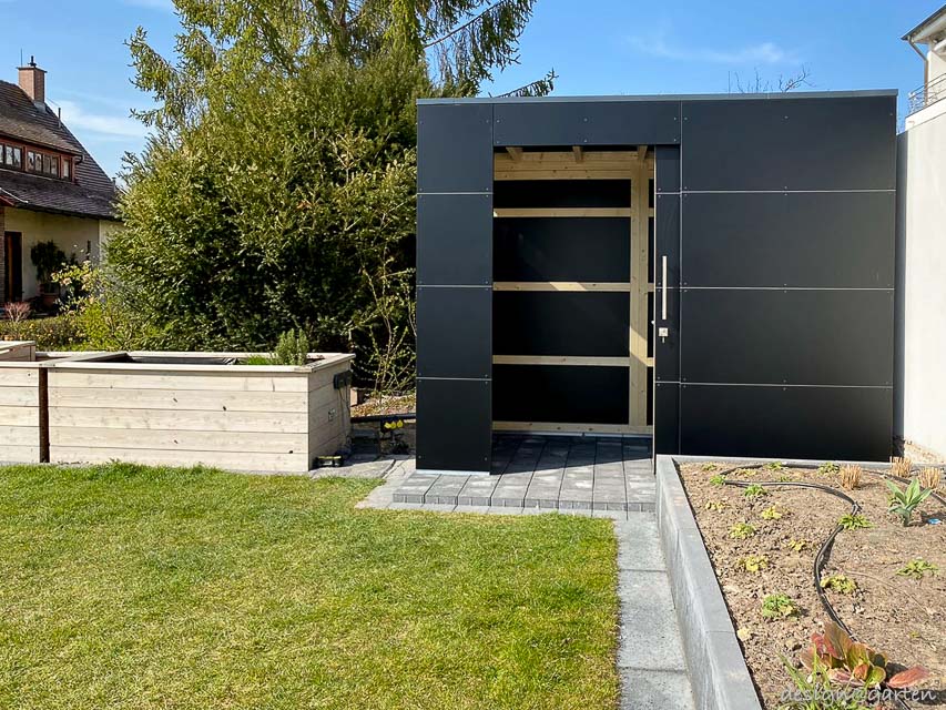Design-Poolhaus aus Holz mit HPL-Verkleidung