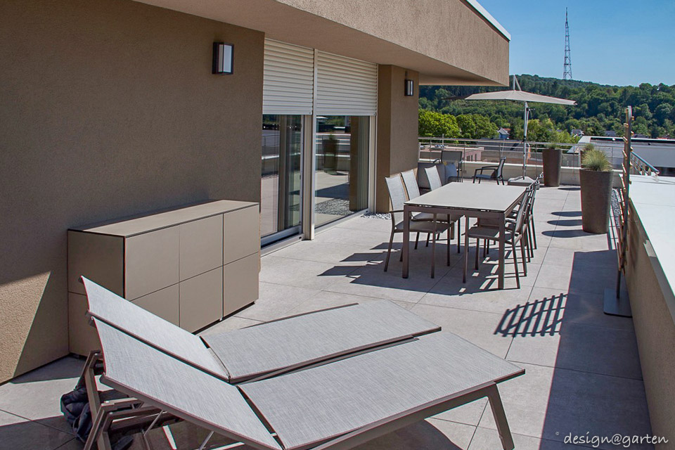 wetterfester Balkonschrank / Sideboard @win L150 auf einer traumhaften Dachterrasse in Luxemburg 4