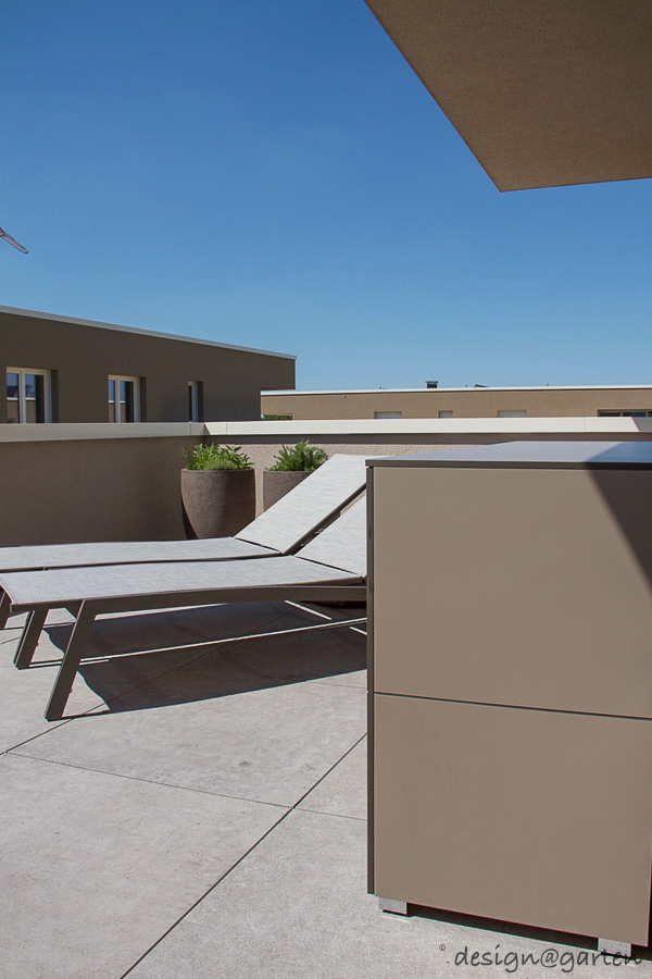 wetterfester Balkonschrank / Sideboard @win L150 auf einer traumhaften Dachterrasse in Luxemburg 2