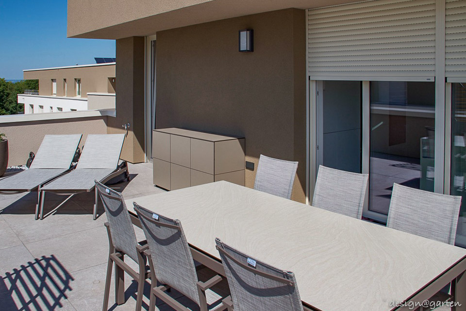 wetterfester Balkonschrank / Sideboard @win L150 auf einer traumhaften Dachterrasse in Luxemburg 3