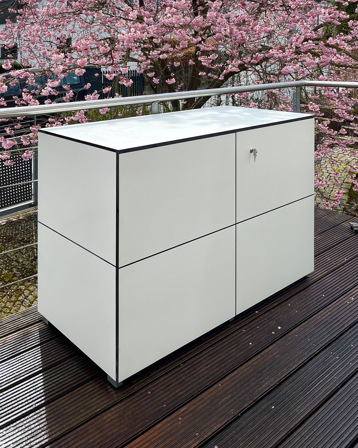 Schmuckstück: Outdoor-Sideboard @win XL 130 aus HPL auf traumhafter Terrasse 2