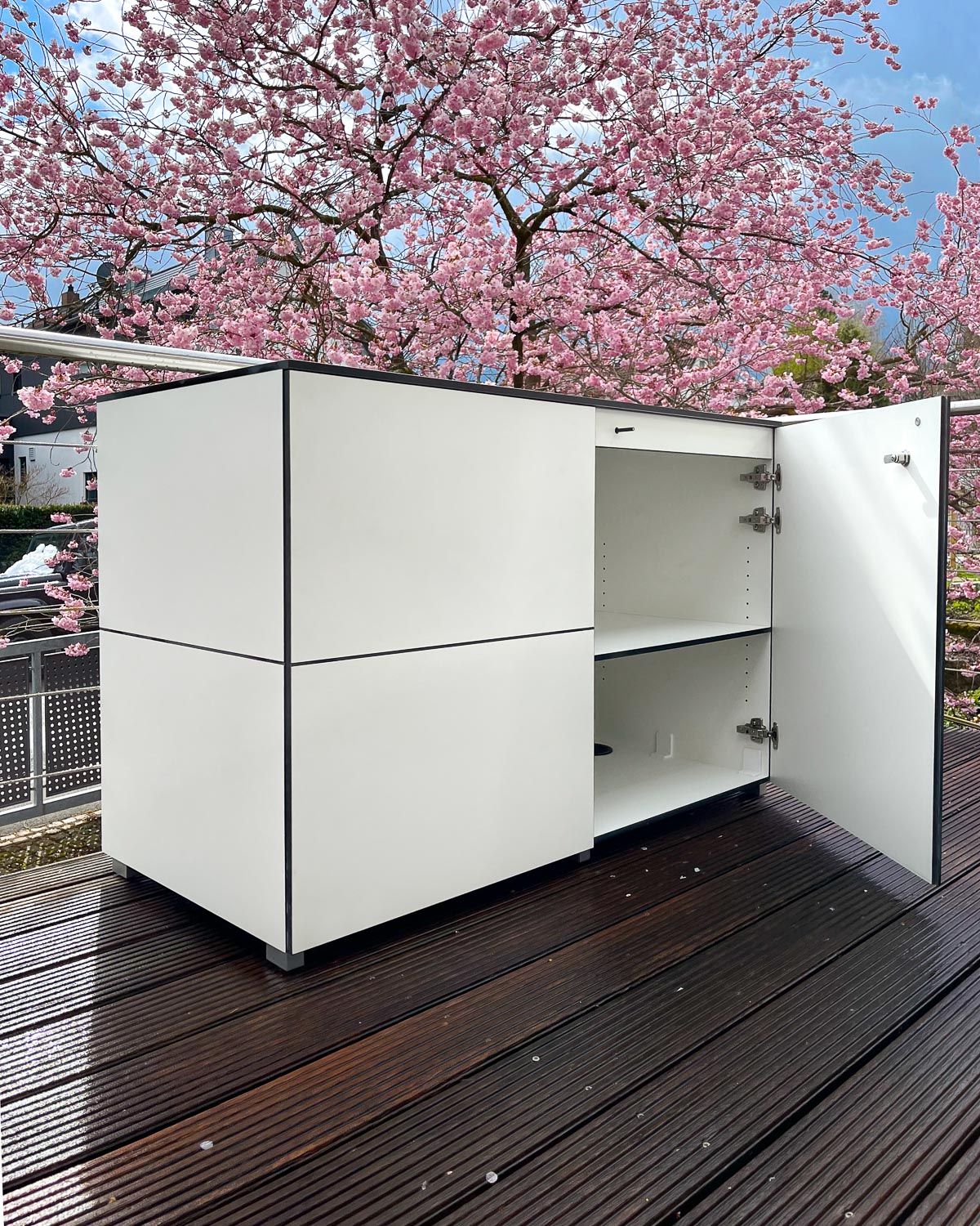 Schmuckstück: Outdoor-Sideboard @win XL 130 aus HPL auf traumhafter Terrasse 1