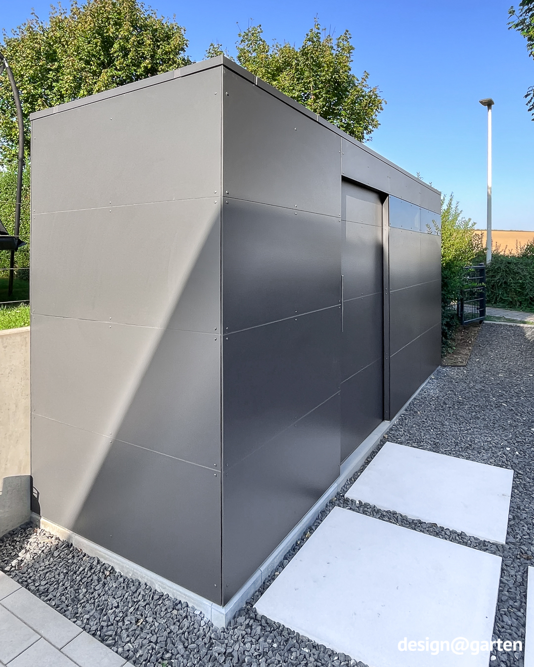 Langes schmales Gartenhaus aus HPL als Massanfertigung 3