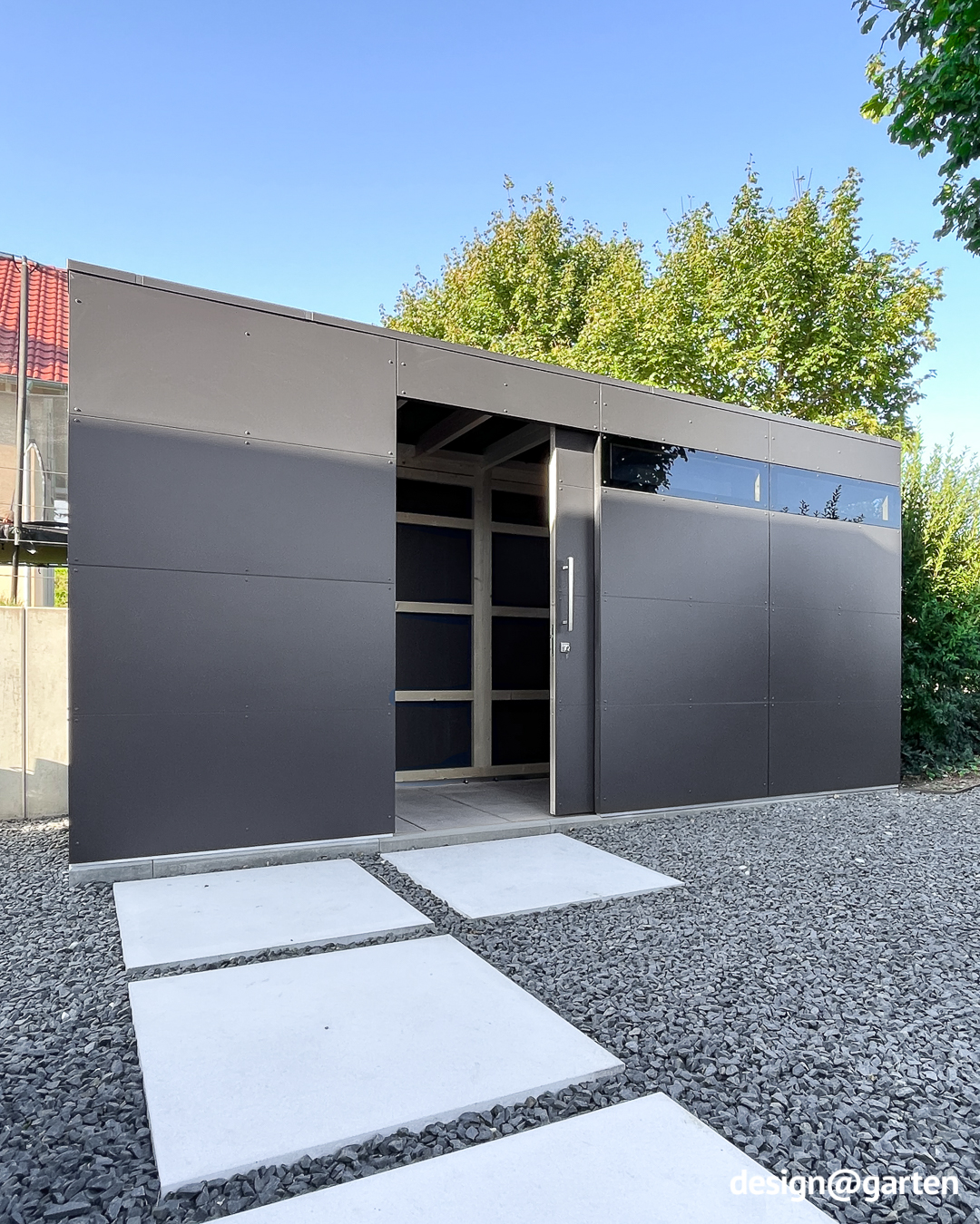 Langes schmales Gartenhaus aus HPL als Massanfertigung 4