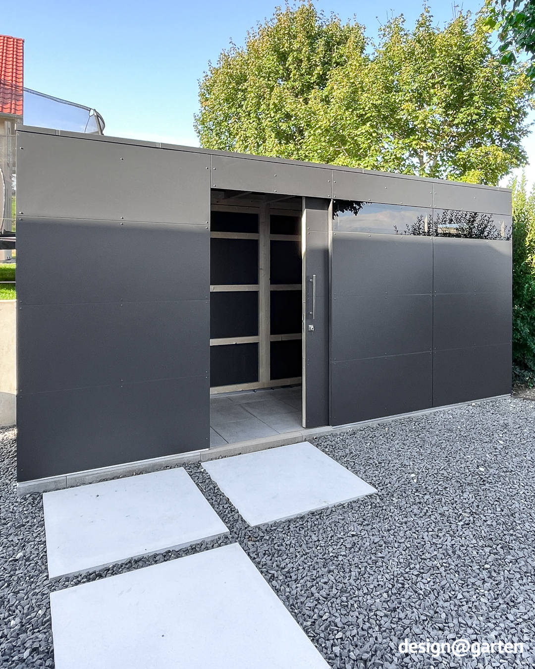 Langes schmales Gartenhaus aus HPL als Massanfertigung 1